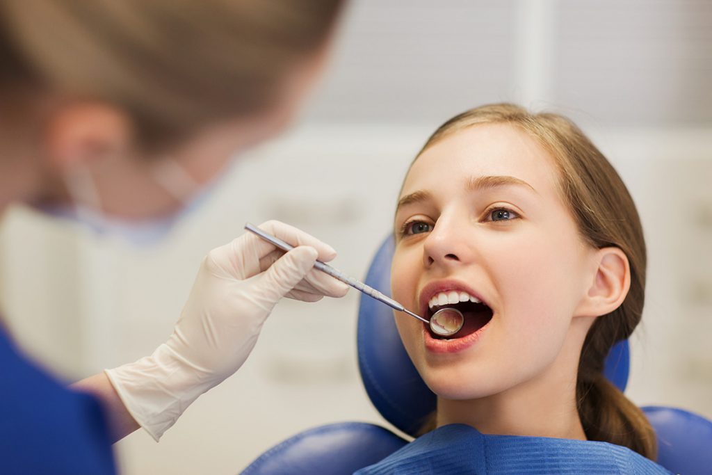 Η προληπτική οδοντιατρική ασχολείται με την διάγνωση και την εξουδετέρωση των παραγόντων εκείνων που μπορούν να οδηγήσουν δυνητικά στην εμφάνιση νόσων του στόματος, όπως τερηδόνα και νόσους του περιοδοντίου. CC Dental